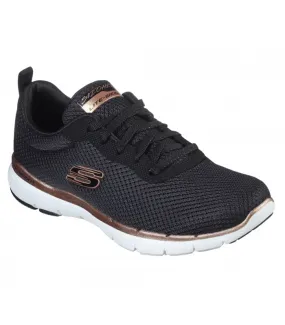 Deportivo de color negro con cordones