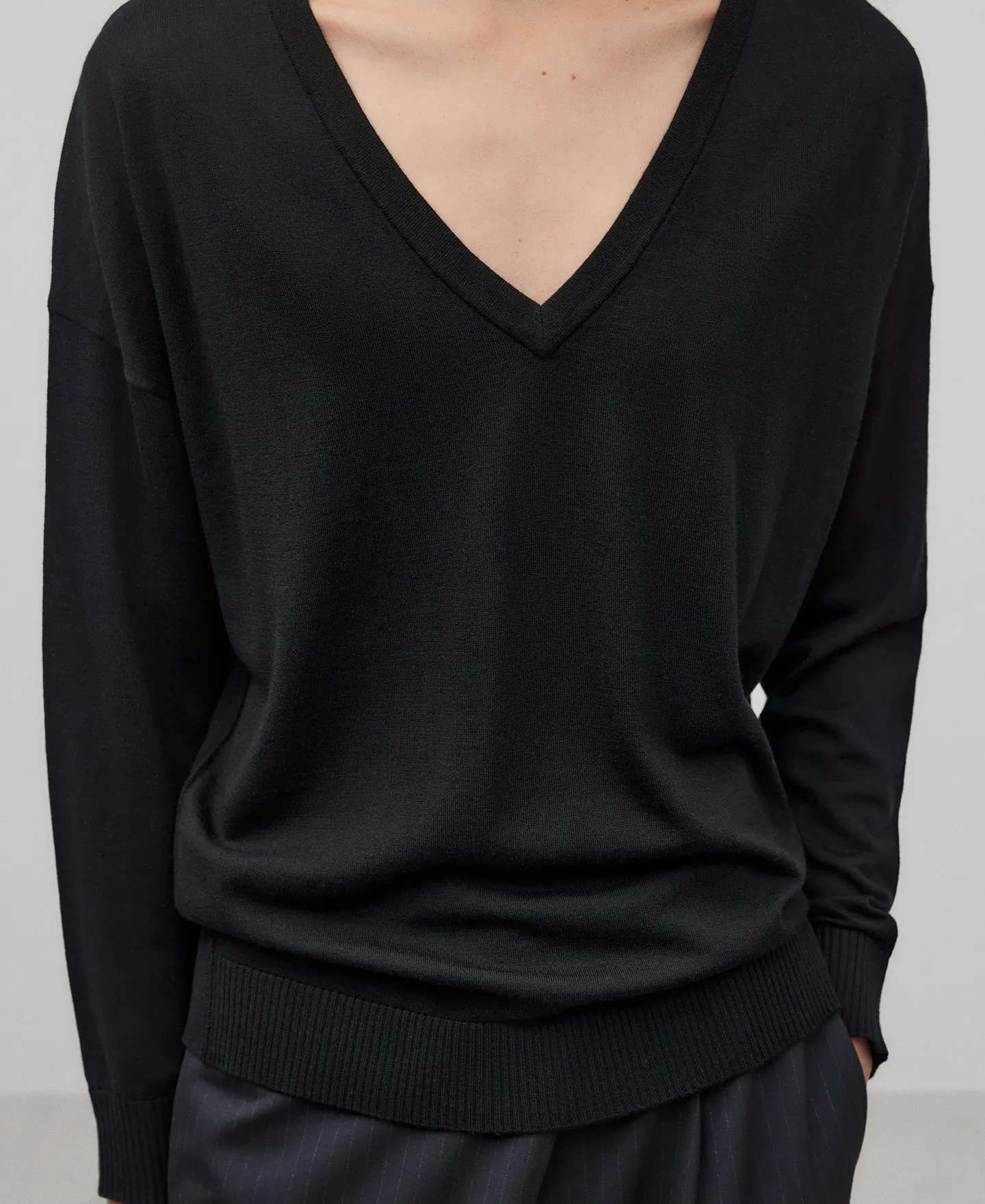 MERINO WOOL VNECK SWEATER WOMAN