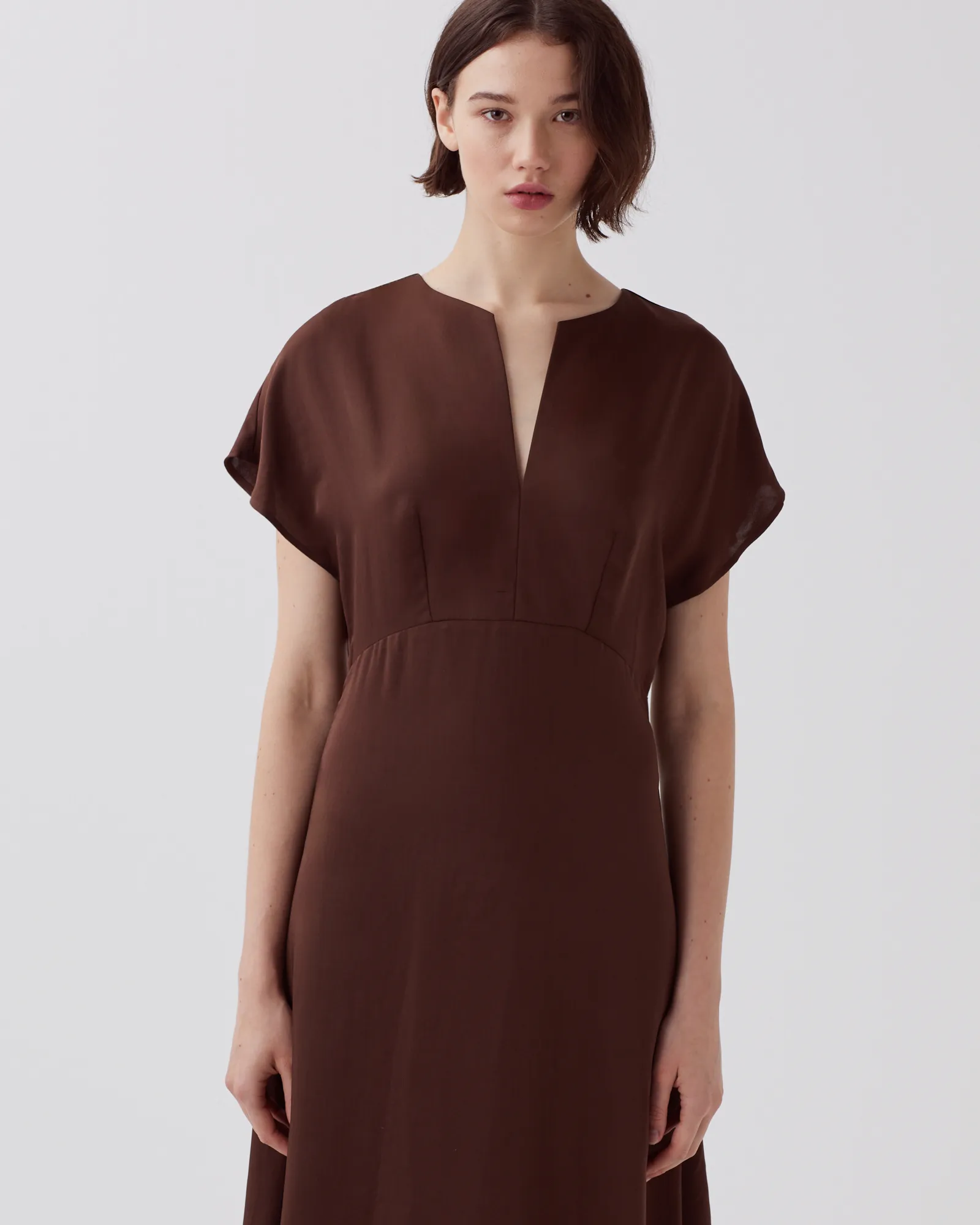 Vestido fluido tacto seda coffee bean